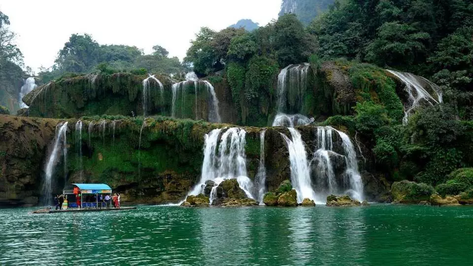 在Saigon Ban Gioc餐廳享用午餐，然後導遊帶團參觀： Ban Gioc Waterfall - 越南最雄偉的瀑布之一，位於越中邊境，從高處可以欣賞到巨大水塊的壯麗自然風光30m的高度，遠眺三道美麗的白絲