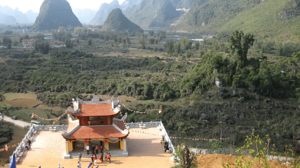 Phat Tich Truc Lam Ban Gioc Pagoda - 你在Phat Tich Pagoda上香，參觀菩薩雕像的地板，三寶，祖屋......以越南傳統佛教建築風格建造。還有一座英雄Nung Tri Cao的廟宇，Nung Tri Cao是高平11世紀的一個文化象徵，具有軍事和外交機動的才能，在維護和保護越南北部邊界方面有很大的功績。