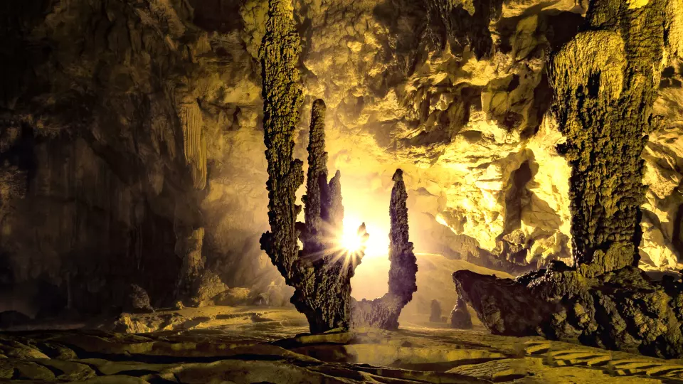 Nguom Ngao Cave - 欣賞四大天柱，石柱映襯蒼穹，中心區域空間大，寶藏區是金銀閃閃的鐘乳石山。