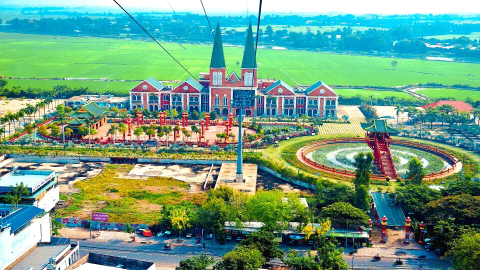 Cáp treo Núi Sam tọa lạc tại Châu Đốc, An Giang, là một phần của khu du lịch Núi Sam. Cáp treo có chiều dài 900m giúp giảm khoảng cách từ chân núi lên đỉnh.