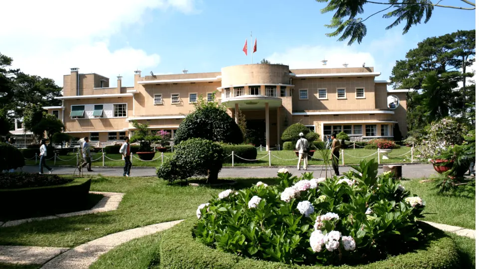 保大頤和園：這座宮殿是越南最後一位皇帝保大曾居住和工作的三座宮殿之一。它建於法式建築中，配備了價值不菲的家具。