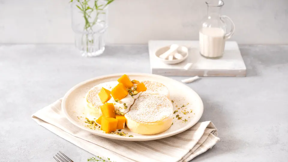 Bánh xoài dừa 🥞🥥 và hạt dẻ cười 🥭, cùng kem dừa và kem tươi vị lá phong.