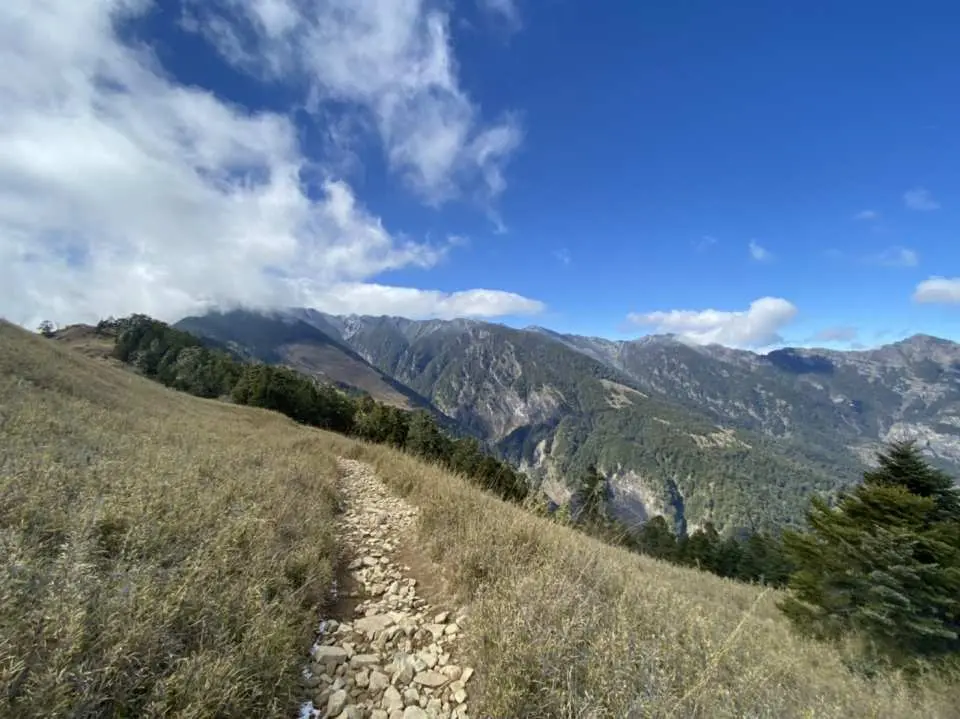 雪山東峰單程約5公里，十分新手的百岳之一，前半段的林道坡度較緩，過了七卡山莊後會慢慢變陡，但視野也漸廣闊，山頂還眺望武陵四秀、南湖群峰等眾多著名台灣山頭