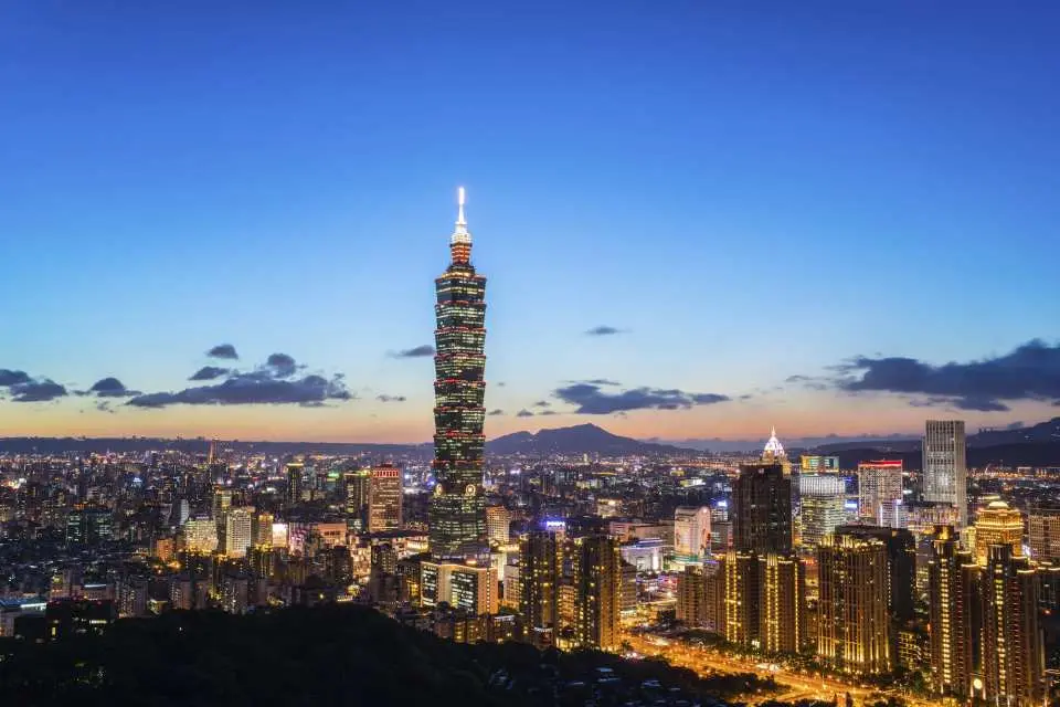 台北101觀景台是全台灣最高的觀景台，在388 公尺的高空俯瞰整個台北市，高度不僅是象山的兩倍多，更是唯一可以眺望基隆河谷景觀的景點。