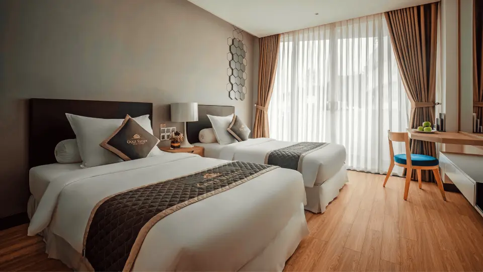 Phòng Superior là sự lựa chọn hợp lý cho những du khách đi du lịch một mình hoặc cặp đôi. Phòng nghỉ với phong cách nghệ thuật đương đại, những trang thiết bị đẳng cấp quốc tế và giường ngủ bố trí ở ngay cạnh cửa sổ sẽ là cực kỳ thích hợp cho một kỳ nghỉ thư giãn, hoặc thậm chí tận hưởng không khí mát lành của vùng cao nguyên.