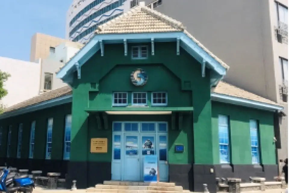 澎湖水下博物館是由文化資產局再一次以澎湖的海洋、軍事、水 下文化資產為主題，展覽澎湖水師及相關船艦的歷史，結合文化 資產影像與新媒體展覽，讓民眾和遊客感受澎湖歷史文化深厚的 底蘊，內部分別為「潛進世界水下博物館」、「水底文物再現」、「探索水下澎湖」及澎湖數百年來沉沒海底的珍貴水下文化資產。
