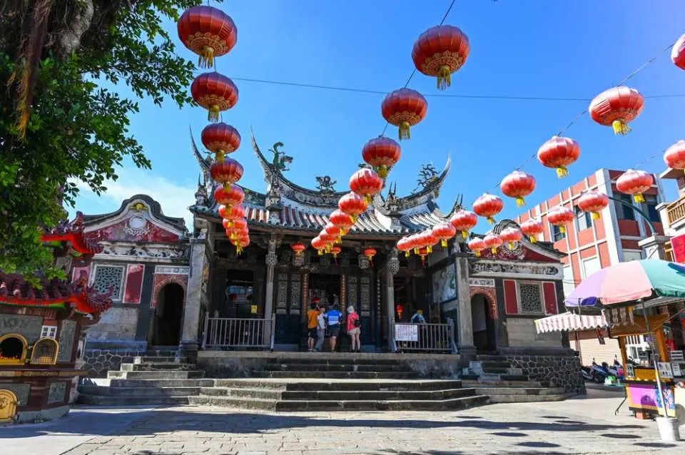 天后宮 - 為馬公市著名的國家一級古蹟，是廟齡冠居全國的媽祖廟，廟體 為唐山名匠精心雕砌而成。位於馬公市中央里的天后宮主祀媽祖， 典雅古樸，至今已有四百年歷史，是澎湖居民的信仰中心。廟內 雕樑畫棟、刻工精細，建築手法古樸雅緻。