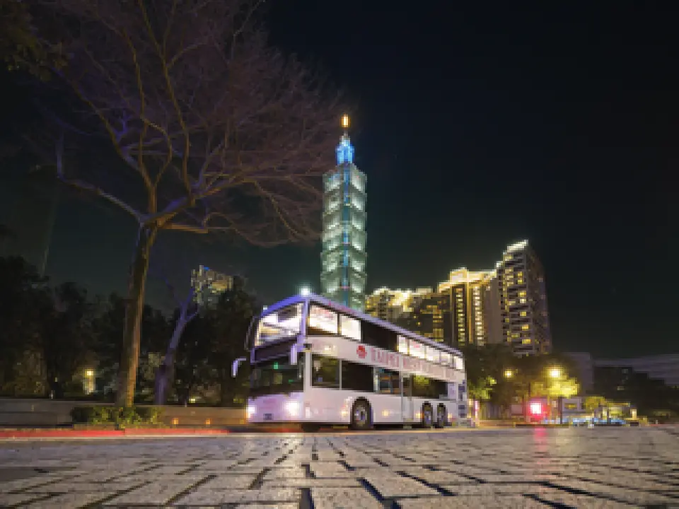 輕快音樂搭上城市夜景，讓人好不愜意