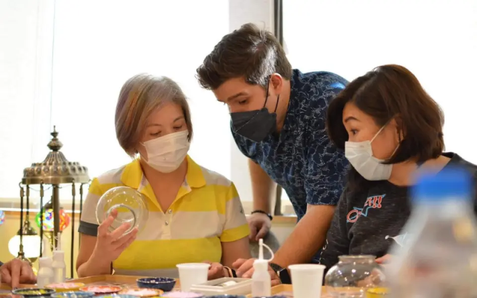 台北中山站土耳其手作燈課程中，老師正親切地指導兩位戴口罩的學員，手把手教學確保零經驗者也能輕鬆上手。