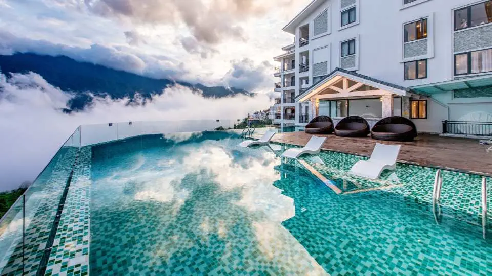 誰需要大海來享受延伸到地平線的清澈湛藍的海水。您絕對可以光臨 Bamboo Sapa Hotel，在我們超越界限的無邊際泳池盡情享受嬉戲時光，與雄偉的西北山脈融為一體