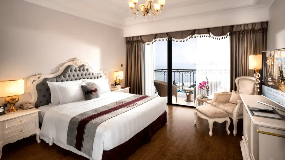 The 38m² Deluxe King Ocean View is located on the Bai Chay with a stunning view of the beach.