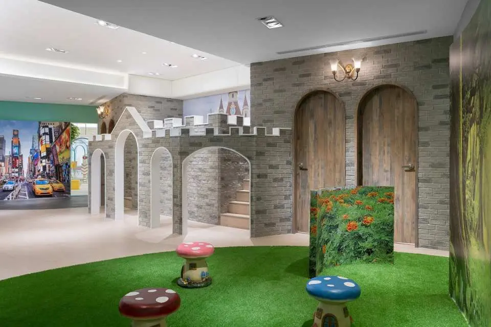 野柳海洋童樂趴體驗館內結合城堡與奇幻森林的複合區，提供多元主題場景，讓親子享受豐富的互動與學習樂趣。