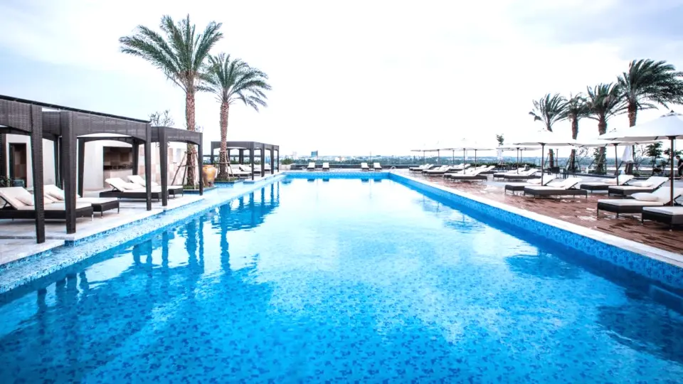 サンセット ラウンジ プール バー (Sunset Lounge Pool Bar) - にぎやかなカントー通りと優雅なハウ川を望むオープン バーです。ここでは、四季折々のスイミング プールのそばで家族や友人とリラックスしながら、おいしい軽食をお楽しみいただけます。営業時間：午前11時～午後11時。