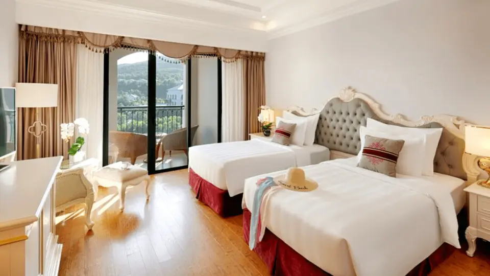 42 平方米的园景豪华双床房面积宽敞，设施齐全，配备舒适住宿所需的一切，包括电视、高速无线网络、私人热水浴池等。我们的园景豪华双床房可欣赏优美的园景，非常适合情侣入住对奢华设计的良好品味和鉴赏力。它也可以是小家庭或商务旅客的好去处。