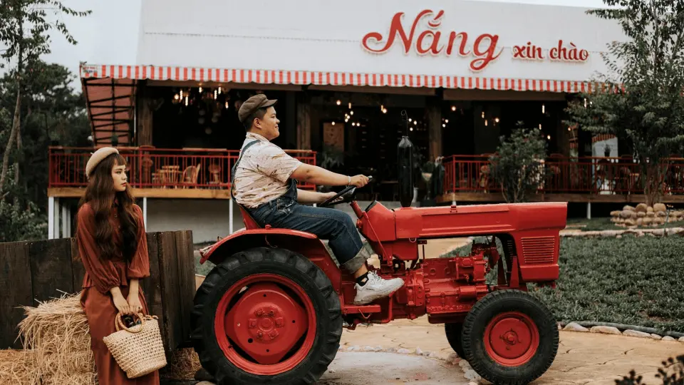 Check in Nang homestay and coffee – The Sheep field in Da Lat. (Koi Aquarium, Heath Bell Flowers…) (seasonal)