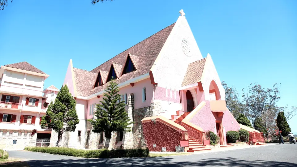 Domaine de Marie Church is also known as Mai Anh Church (the church of cherry blossom). The Church was designed to be built in the European style  with a unique architecture and a pink cover, which makes it so attractive to Instagram-lovers. There is also a small wool clothing store where you can buy cheapest and best wool clothes.