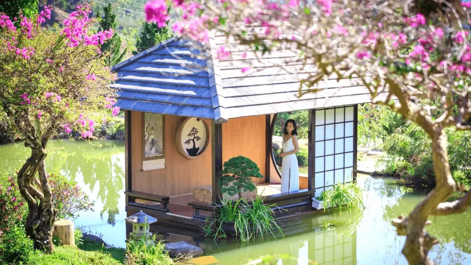 QUE garden – a Japanese-styled garden where you can have chance to see colorful Koi fish or try to wear Japanese traditional costume.