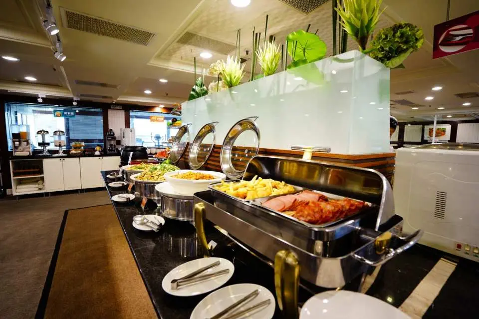 ホテルで贅沢な朝食をお楽しみください