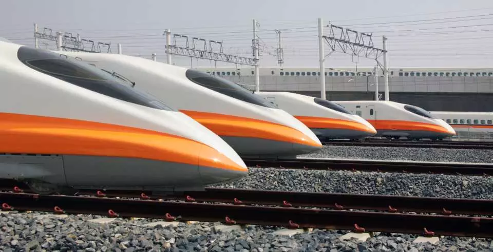 搭乘時速300公里的高速鐵路，縮短來目的地的交通時間