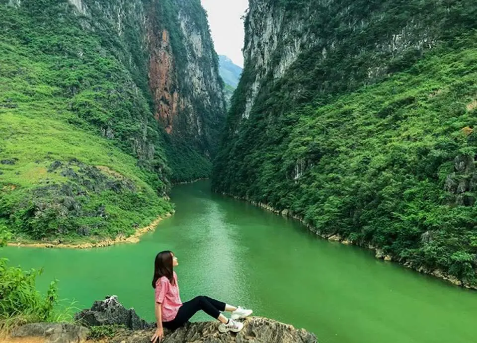Ma Pi Leng - Nho Que 河：這裡被稱為越南第一壯麗景觀。享受沿著山腰在 Nho Que 河上划船的旅程。坐船逆流而上，看清澈的河水蜿蜒在山腰，景色迷人。河水平緩，像一條巨大的絲帶纏繞在土三巷深處的特殊地質層和馬皮嶺關口，一派壯麗、詩情畫意的景象。隨後返回酒店辦理入住手續。