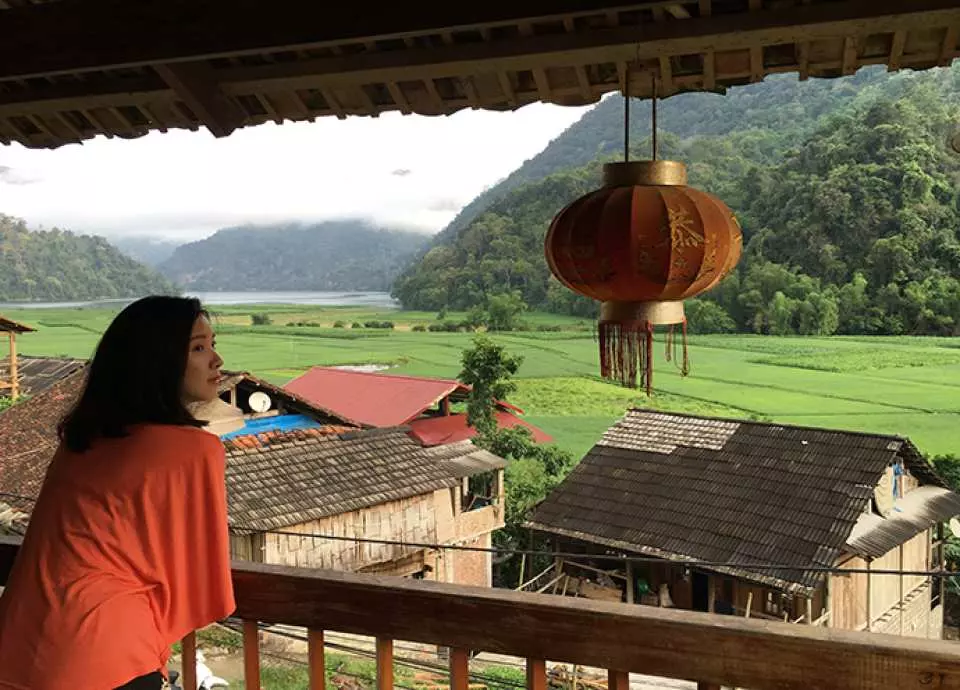 你起床，辦理酒店退房手續。然後司機和導遊接團吃早餐。早餐後，一行人出發遊覽列寧溪、Pac Bo洞，途中停下來拜訪金東同志墓並上香祭奠。