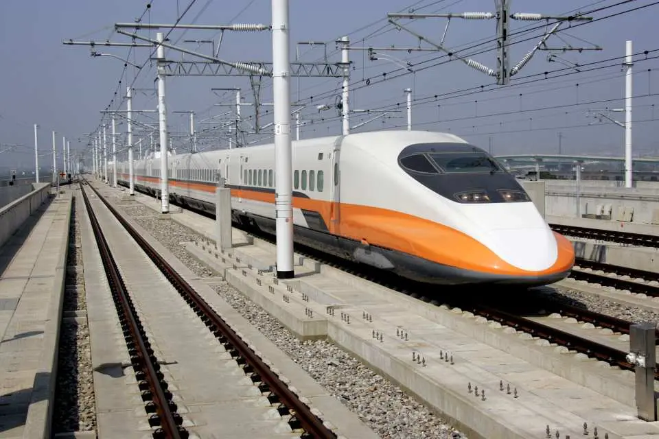 Take the high-speed railway at a speed of 300 kilometers per hour to shorten the travel time to the destination