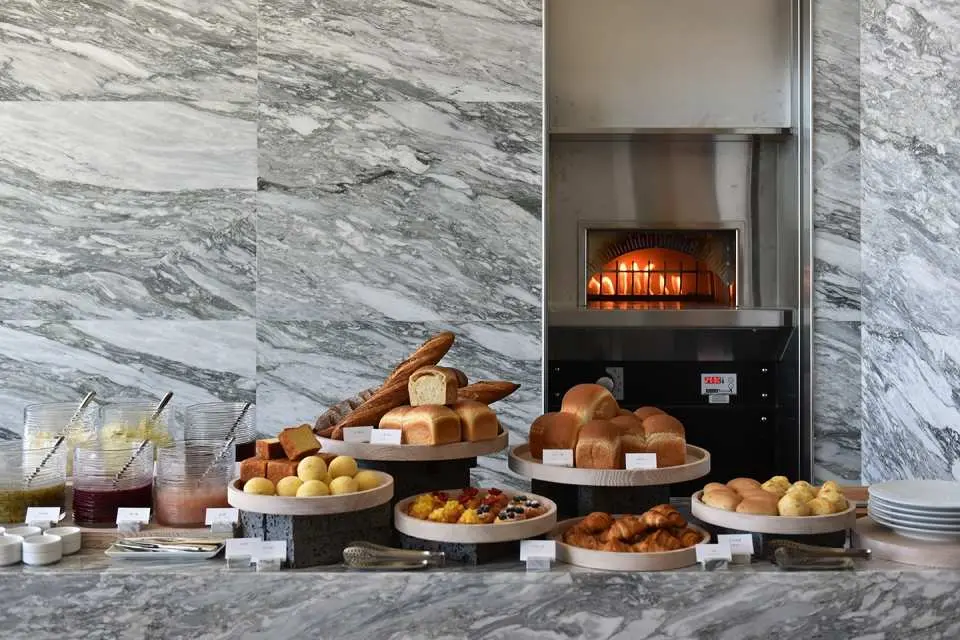 享受飯店豐盛早餐