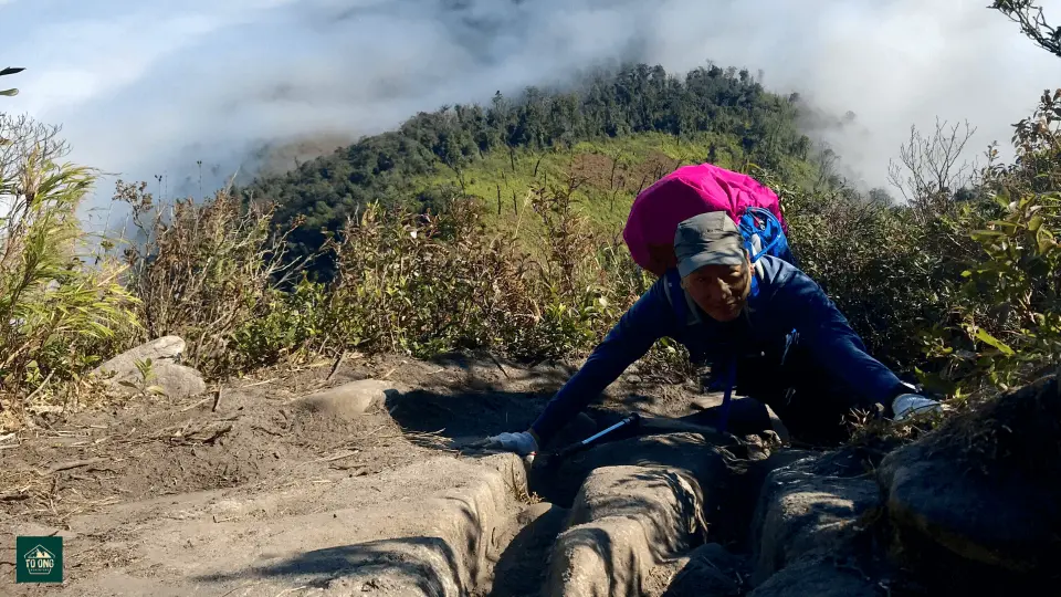 After safety rules instruction, start the journey to conquer Putaleng - the 3rd highest mountain in Vietnam. Leaving Ban Ho Thau,  a gentle trail nearly 3km long, then continue about 4km along the stream under the green moss-covered primeval forest.