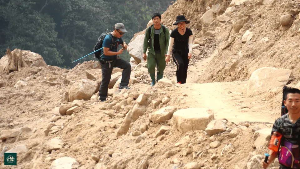 Continue the journey down the mountain on the direction of Ta Leng commune.
