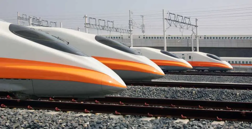 Take the high-speed railway with a speed of 300 kilometers per hour to shorten the transportation time to your destination