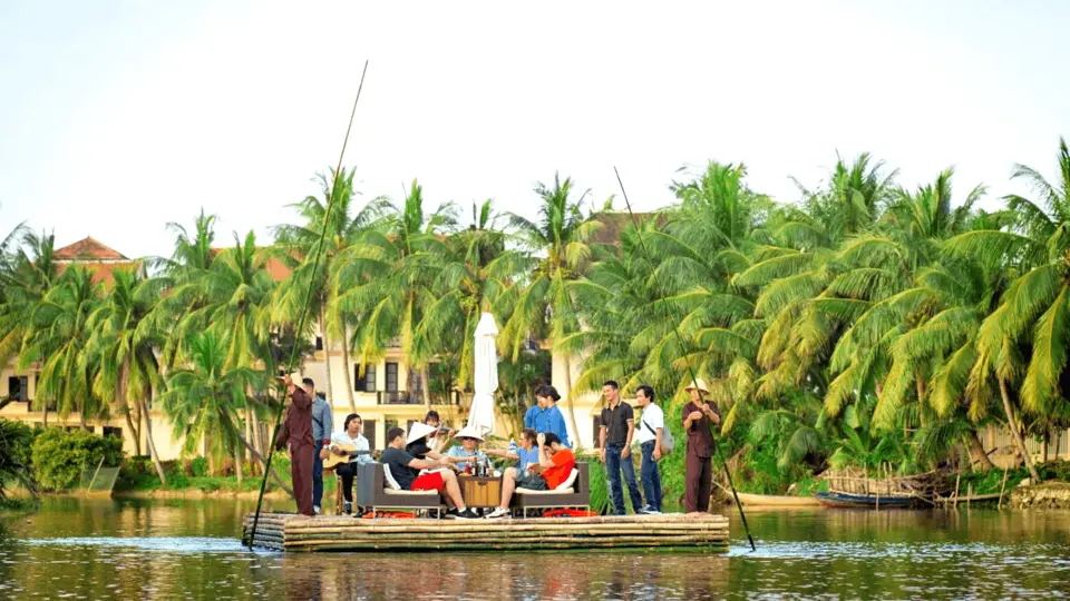 Đi thuyền thúng đến nhà hàng & bar The Field, thưởng ngoạn phong cảnh sông nước và cảnh hoàng hôn tuyệt đẹp.