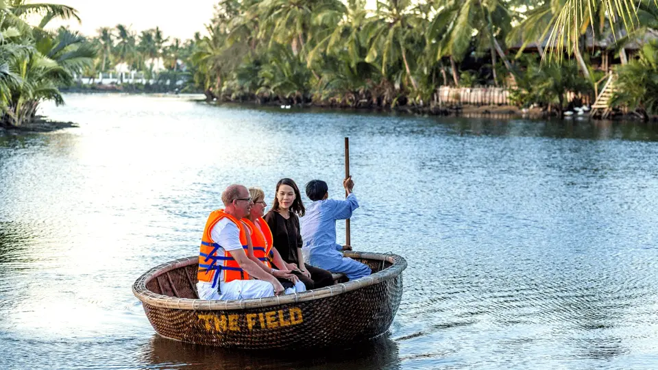 Hướng dẫn viên địa phương của chúng tôi sẽ đón bạn tại sảnh của khách sạn ở thành phố Hội An, sau đó di chuyển sang bến tàu tại 242 Cửa Đại.