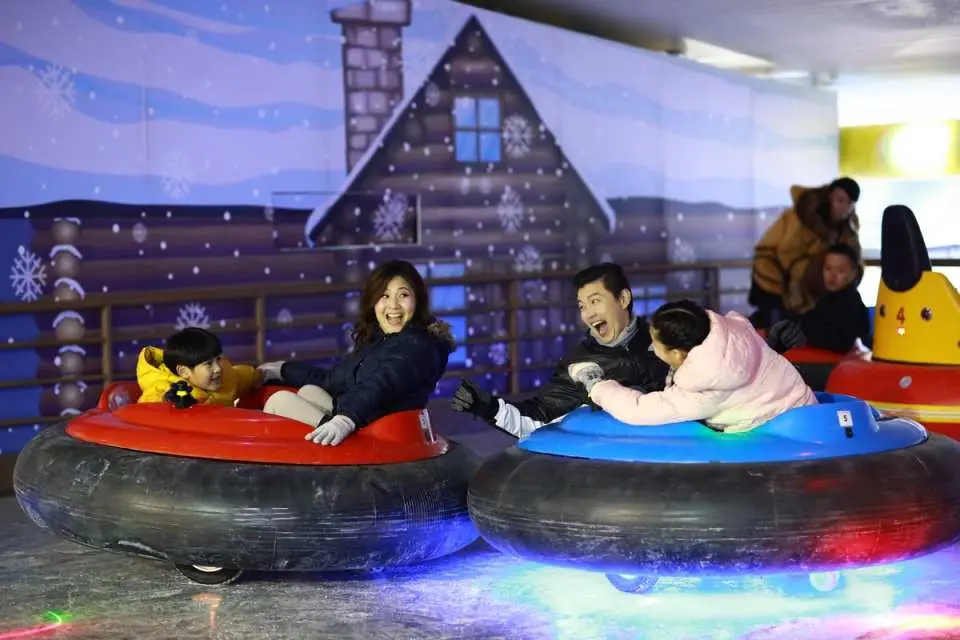 前往新加坡的雪城，踏上令人毛骨悚然的北極探險之旅。享受冬季運動、冰屋、模擬降雪，甚至堆自己的雪人。