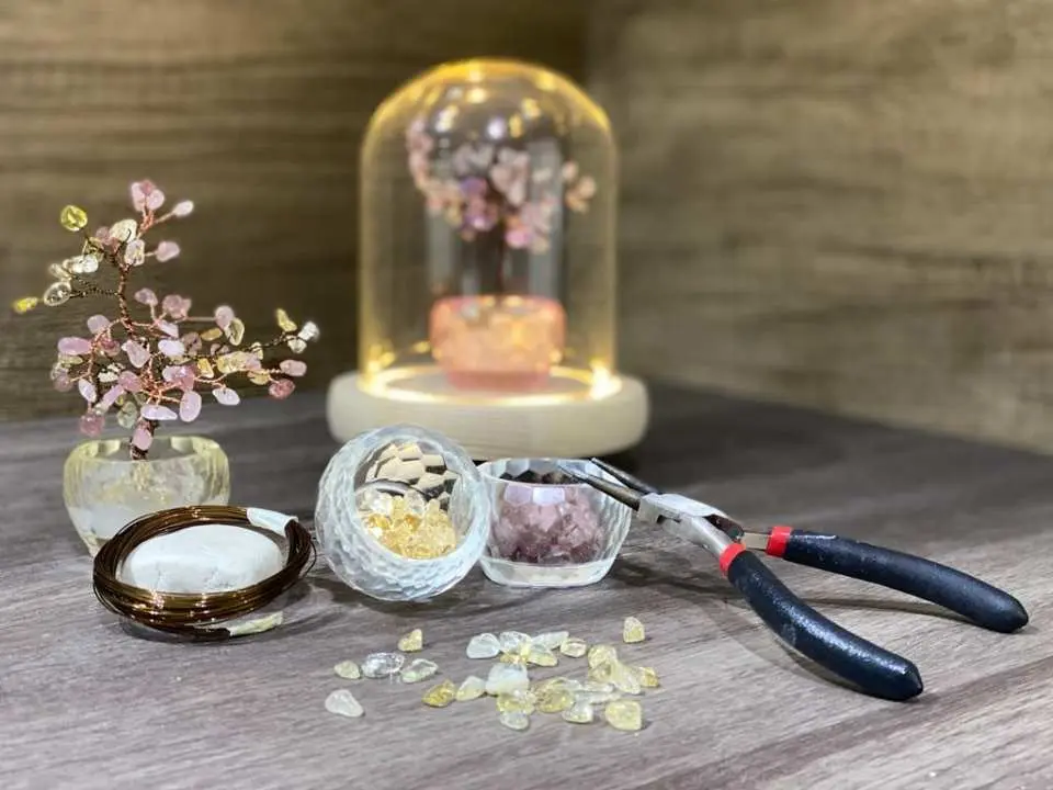 A pair of pliers, a copper wire, matched with spar of different colors, to create crystal trees of different shapes, plus a glass lamp holder, a romantic night light.