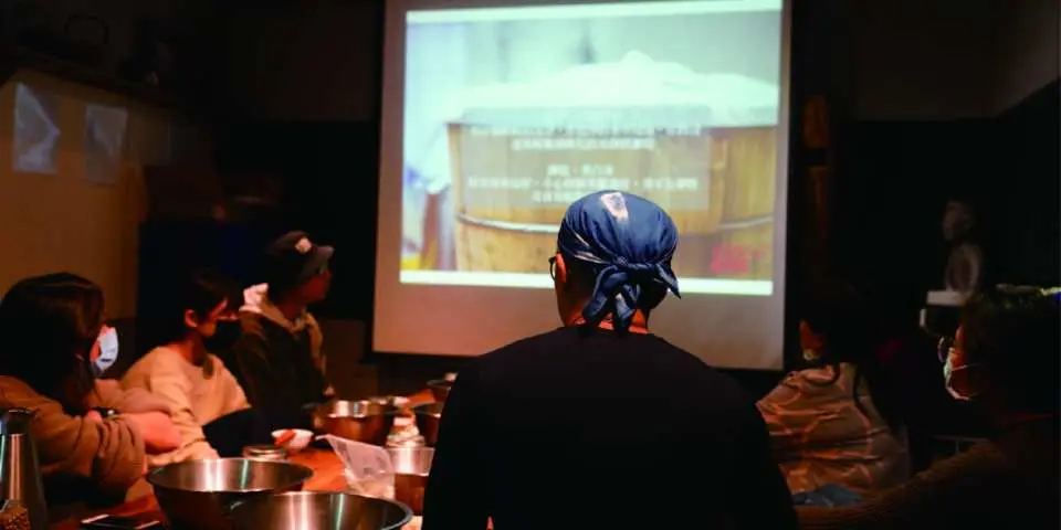การบรรยายสรุปโดยอาจารย์เกี่ยวกับกระบวนการผลิตข้าวโคจิ