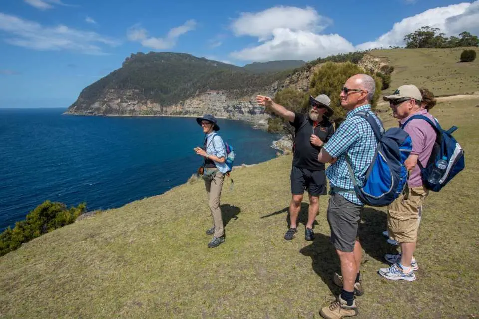 享受一系列輕鬆適度的步行，探索島上的歷史和主要亮點