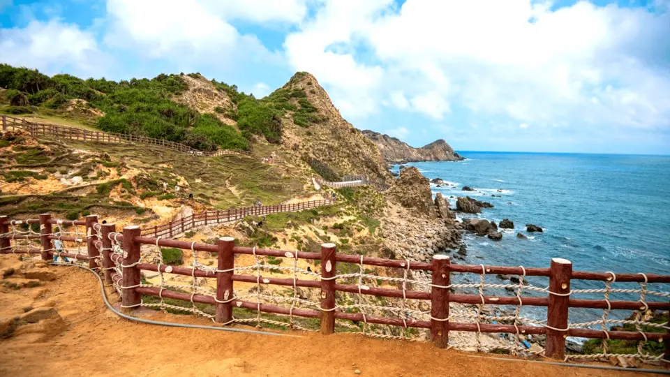 The strait of Eo Gio, a natural wonder where you can stand on a cliff to have a panorama view from the above to the well-shaped strait, receiving wind from the ocean.