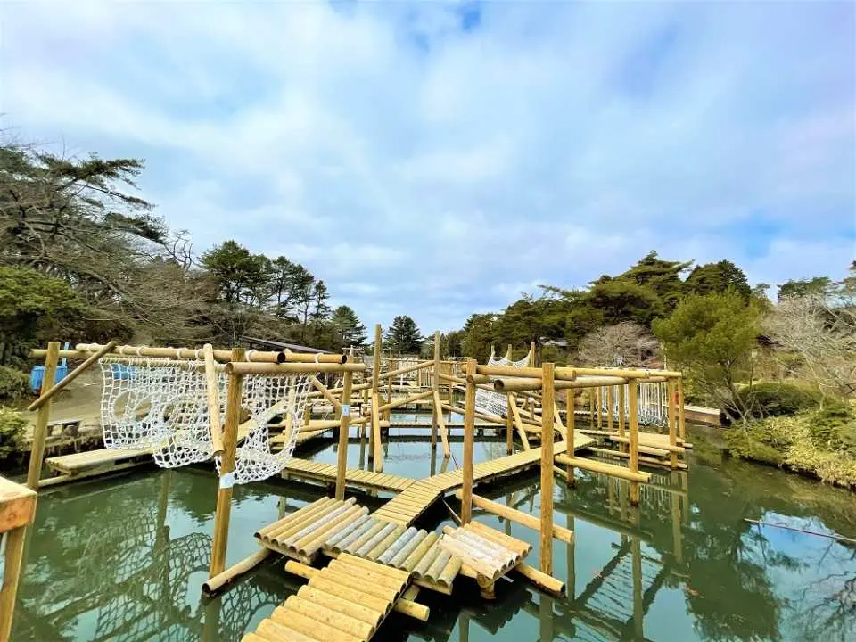 日本六甲GREENIA運動公園廣闊的水上關卡，由木橋與繩網構成，提供遊客挑戰各式平衡與攀爬技巧。