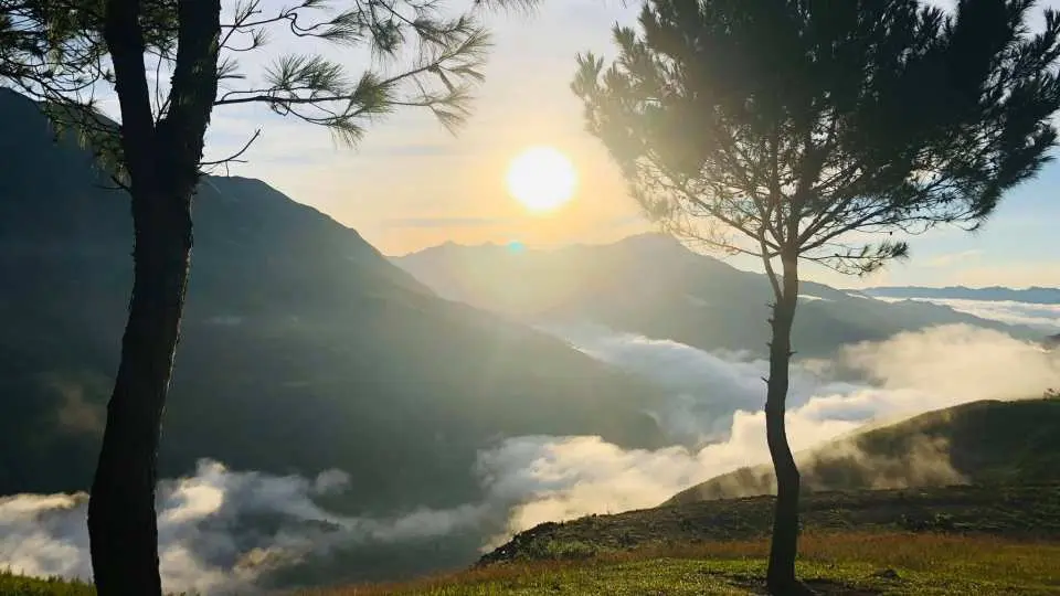 你来北安镇吃午饭。吃过午饭，继续往塔下公社移动。导游会带你到水电湖，打卡草原山、海豚帽、浪桑河、孤树……这条路有机会拍日落，从上往下放大看整个小镇。 （如果还有时间，团子可以打卡骆驼帽和百年古茶山）。之后前往民宿入住休息。