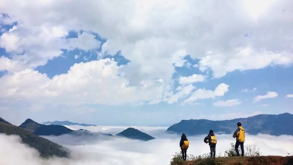 您將來到“千雲之鄉”義投。您在前往這片2000米高地的旅途中進行“雲獵”。在通往 Ngai Thau - Y Ty 的道路的高峰處，您會看到非常壯觀的雲和天空的景像在您面前。白雲翻滾成大團，輕輕飄過高山——你停下來的地方。