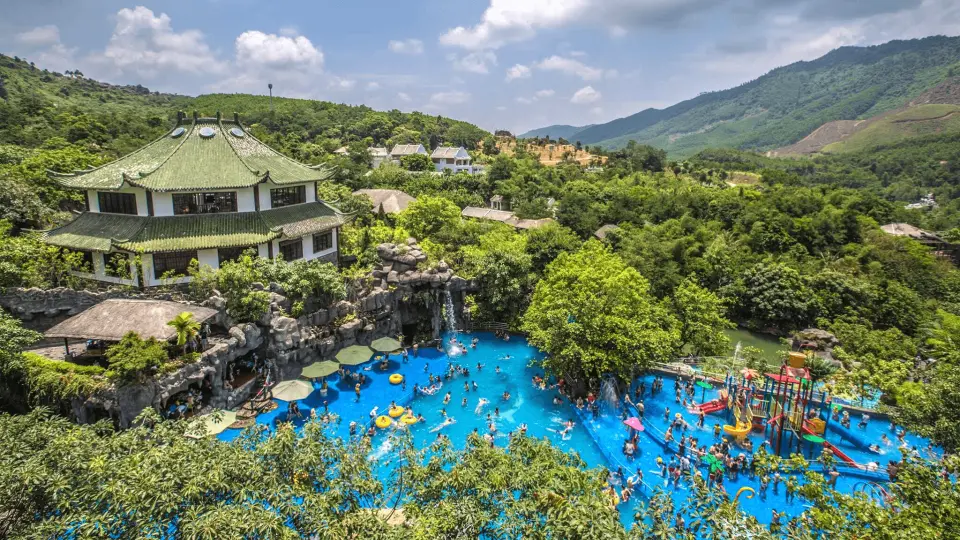 ミーティングポイントでのピックアップ。ヌイ タン タイ温泉公園に向けて出発。