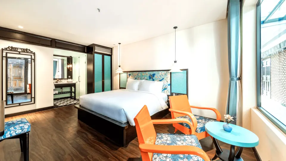 Phòng Superior sở hữu phong cách thiết kế tuyệt vời từ nội thất đến không gian dành cho các gia đình nghỉ dưỡng du lịch với thiết kế các phòng được kết nối sát vách nhau. Phòng nằm ngay bên cạnh hồ bơi cùng với lối đi nhỏ tạo cảm giác mát mẻ cho gian phòng. Vật dụng tiện nghi của phòng được De An đầu tư chỉn chu và hướng đến bảo vệ môi trường thiên nhiên.