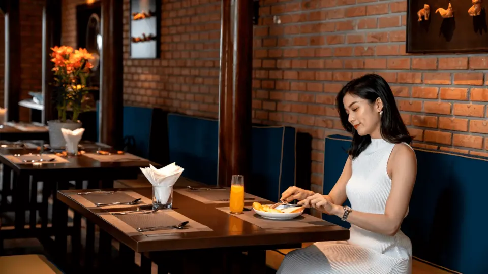 Nhà hàng De An dưới ngôi nhà cổ 300 năm lưu giữ nét kiến trúc miền quê Hội An. Không gian tuyệt vời để thưởng thức món ăn Hội An, bia thủ công. Giờ mở cửa: 6:30 - 10:00 sáng | Bia thủ công: 10:00 sáng - 10:00 tối.