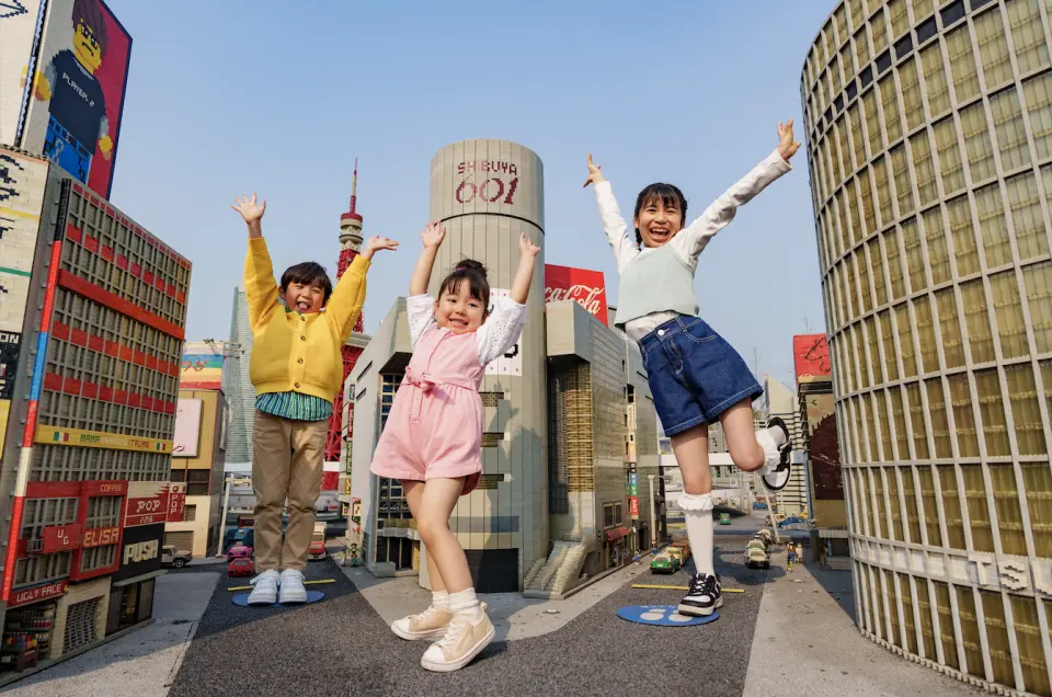 在迷你樂園（Miniland）與由數百萬塊樂高®積木打造的城市景觀合影，拍出宛如巨人般的趣味照片