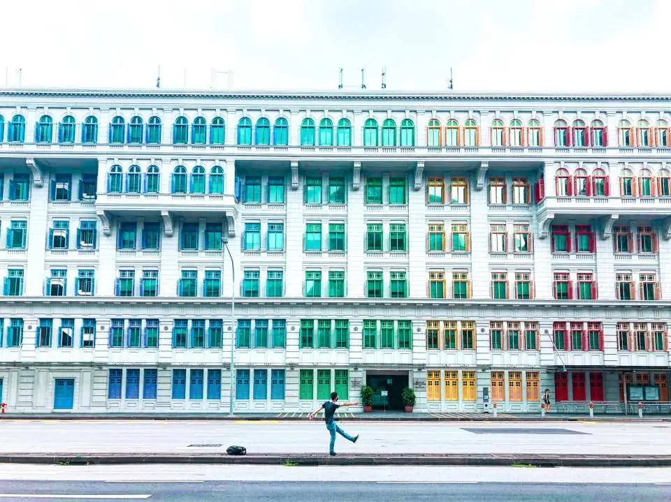 加入第一个也是唯一一个市政区 Instagram 之旅，捕捉充满色彩的明亮、充满活力的建筑