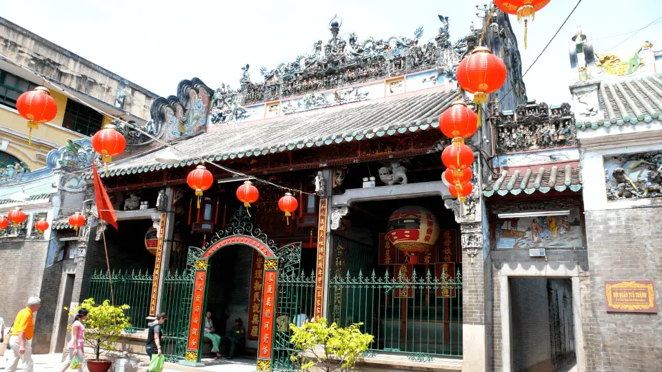 Move to Tue Thanh Assembly Hall - is one of the spiritual spots with traditional architectural beauty of Chinese pagoda.