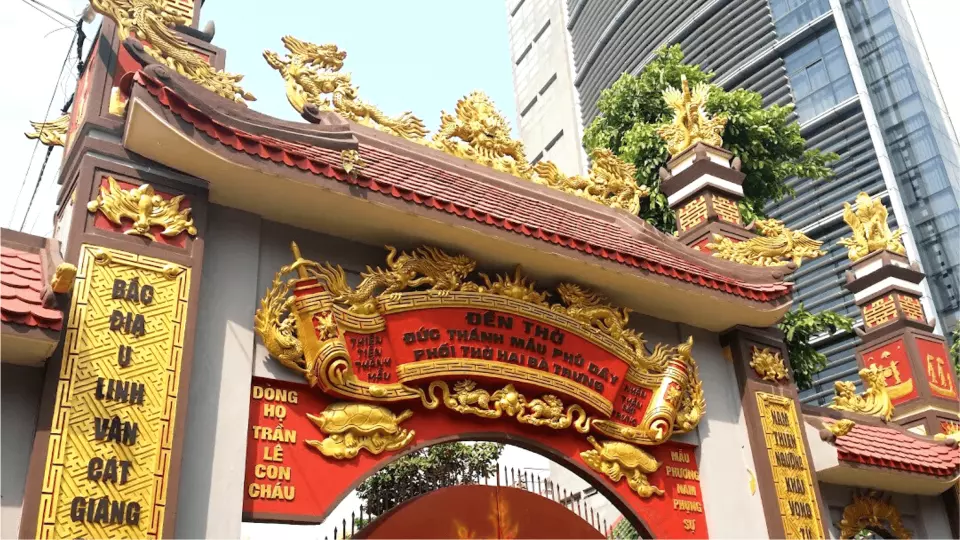 前往第一个景点Phu Day Holy Mother，在这里您将向Tam Phu系统的负责人Lieu Hanh母亲上香，并记住两位女主角Trung Trac和Trung Nhi的功绩 - 越南女性的两个伟大形象。
