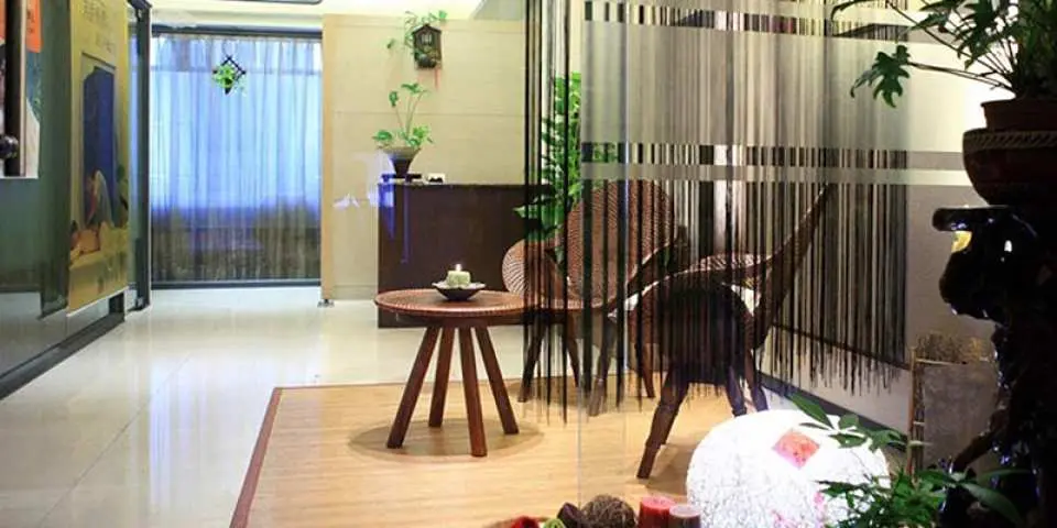 「台中47年老店」SPA環境優雅，舒適的休息區設有木桌椅及植栽，營造出寧靜致遠的放鬆氛圍。