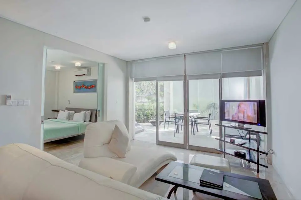 我們的一臥室套房位於一樓至四樓，窗戶面向游泳池或庭院。