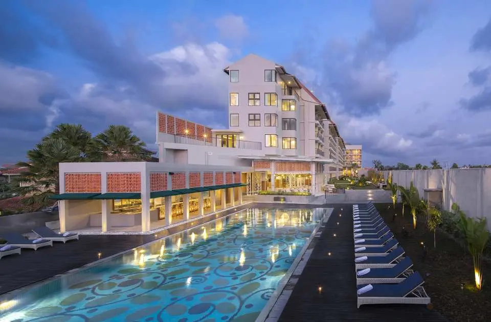 Eastin Ashta Resort Canggu Bali度假村距離倉古（Canggu）著名的衝浪海灘有200公尺。坎古 (Canggu) 是峇裡島南部靠近水明漾 (Seminyak) 的一個新興地區。該地區深受許多選擇居住在那裡的外籍人士的歡迎，也有大量海外僑民擁有的別墅。坎古的海灘也以衝浪者聞名。